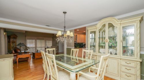 18 Drew Dr, Eastport NY  11941-1335 exterior