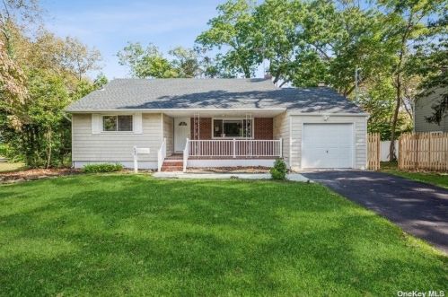 420 Manatuck Blvd, Brightwaters, NY 11718-1102