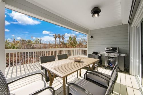 215 Robinwood Cir, Sanibel FL  33957-5722 exterior