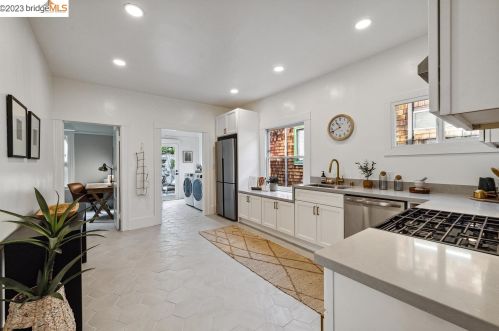 4143 Howe St, Oakland CA 94611-5117 exterior