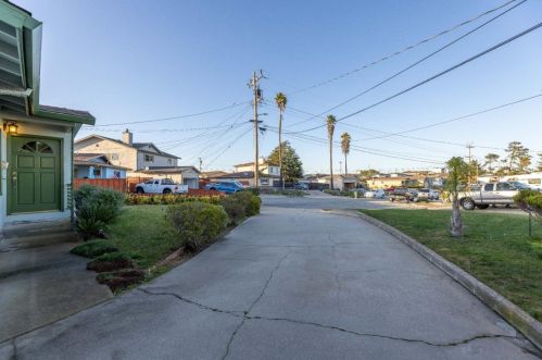 3002 Liberty Ct, Marina CA  93933-3619 exterior