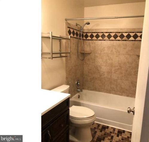 1304 Silver Ct, Trenton NJ  08690-3525 exterior