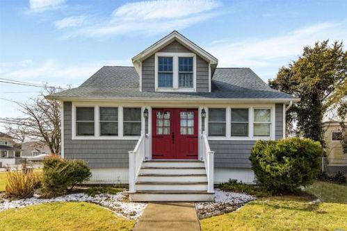 28 Wilson Blvd, Islip Manor, NY 11751-2813