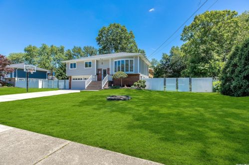 57 Yale Ave, Oakdale, NY 11769-1516