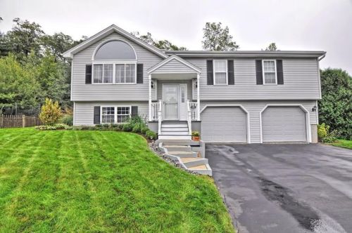 22 Stonehouse Ln, Worcester, MA 01609-1080