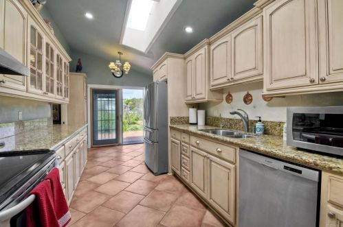 1833 York Dr, Vista, CA 92084-7618
