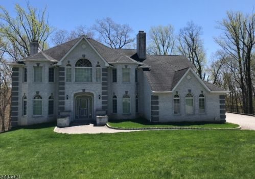 75 Gatheringhill Ct, Greystone Park, NJ 07950-1190