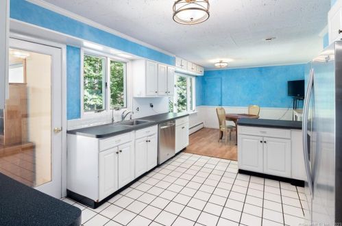 24 Twin Hills Rd, Stamford CT  06903-4614 exterior