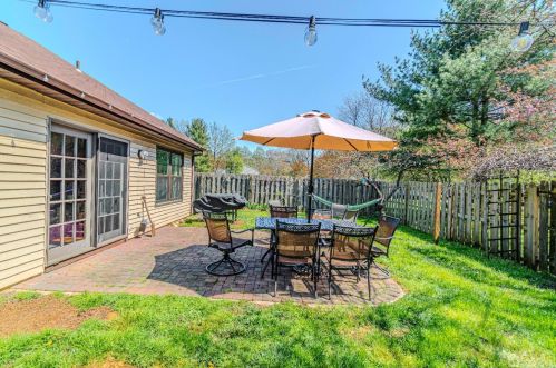 33 Rutledge Ct, East Brunswick NJ  08816-4020 exterior