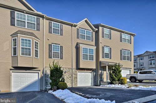 22 Indiana Cir, Lemoyne, PA 17043-1175