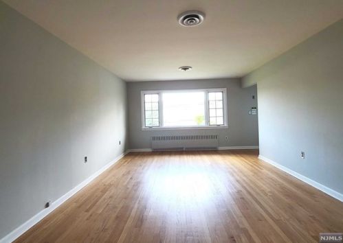 310 Maple St, Moonachie, NJ 07074-1306