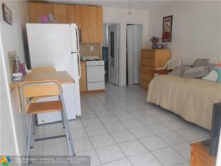 330 Arthur St, Hollywood FL  33019-3433 exterior