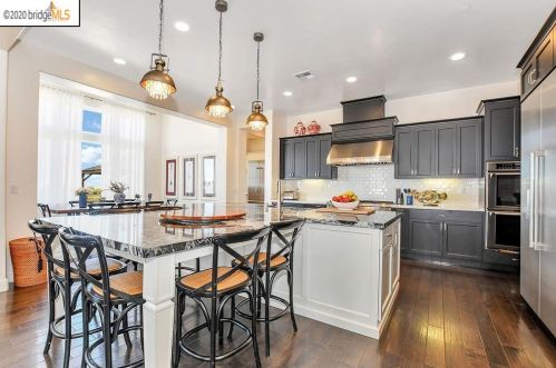 13445 Campus Dr, Oakland CA  94619-3711 exterior