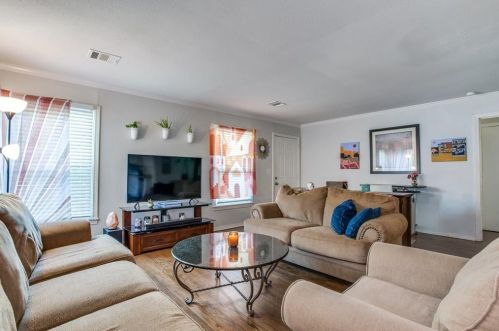 5048 Cedar Hill Rd, Fort Worth, TX 76116-8912