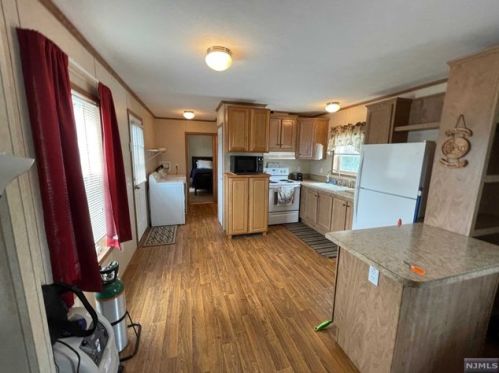 9 5th St, Moonachie, NJ 07074-1842