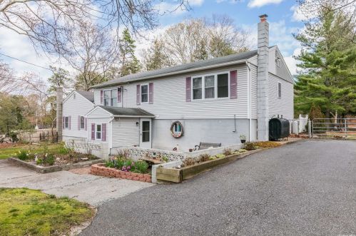 335 Starr Blvd, Baiting Hollow, NY 11933-9793