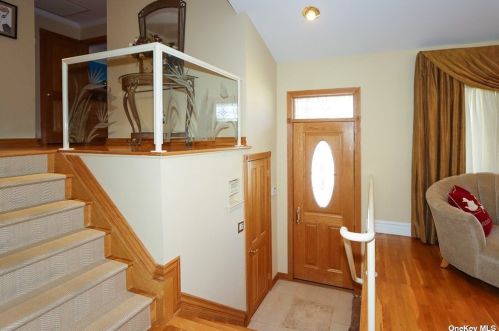 51 Middle Ln, Muttontown, NY 11753-2235