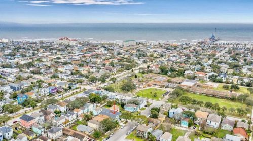1408 26 St, Galveston TX 77550-7815 exterior