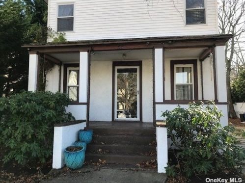 68 Smith St, Babylon, NY 11702-2334