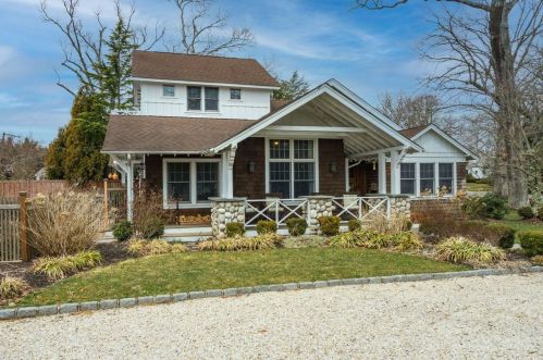 275 Woodland Dr, Brightwaters, NY 11718-1920