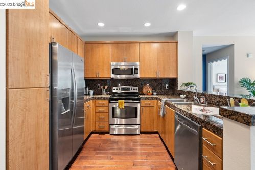 3090 Glascock St, Oakland, CA 94601-2860