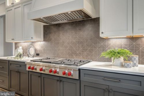 6580 Brooks Pl, Falls Church VA  22044-1105 exterior