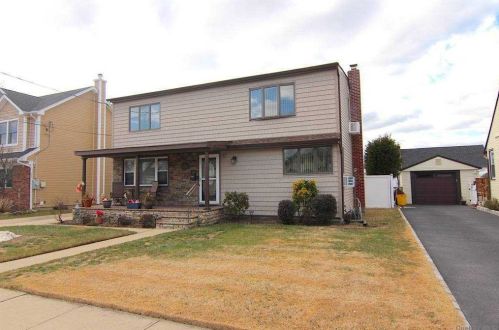 93 Sherman Ave, Bethpage, NY 11714-2427