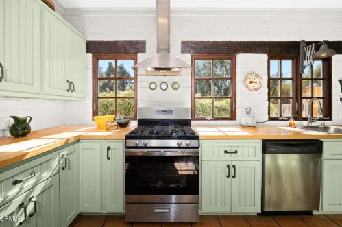 2919 Lake Ave, Altadena CA  91001-1621 exterior