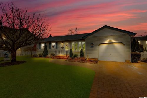 648 Peconic Ave, Babylon, NY 11704-5239