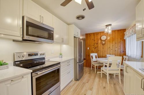 32 Maple View Dr, Waterbury CT  06716-1643 exterior