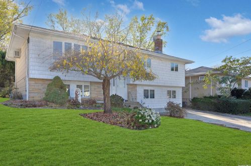 6 Greenland Dr, Huntington Station, NY 11746-4228