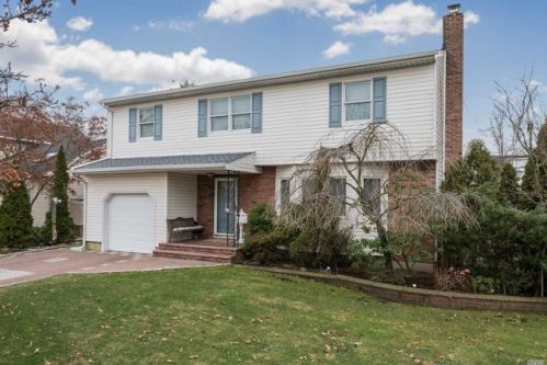 3842 Cordwood Ln, Seaford, NY 11783-1107
