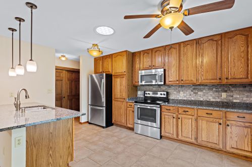 11014 Mequon Square Dr, Thiensville, WI 53092-8529