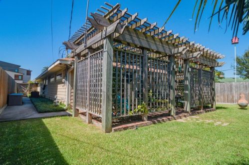 1708 Byu Shr Dr, Galveston TX 77551-4333 exterior