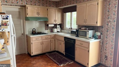 16 Colonial Lake Dr, Trenton, NJ 08648-4130