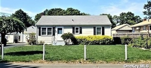 15 Ross Ave, Huntington Station, NY 11747-2611