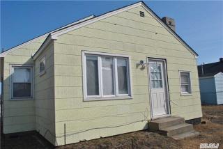 855 Arctic St, North Lindenhurst, NY 11757-6208