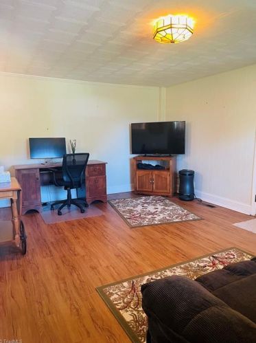 127 Pineview Dr, Mount Airy NC 27030-5145 exterior