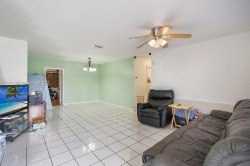 7741 40th St, Hollywood, FL 33024-8407