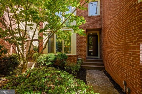 11566 Hemingway Dr, Herndon, VA 20194-1239