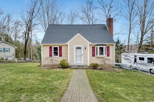 59 Beechwood Rd, Bedford Hills NY  10507-1701 exterior