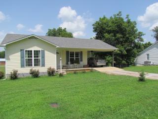 511 Vine St, Clifton, TN 38425-5639