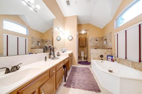 1422 Baker Dr, Cedar Hill TX 75104-1342 exterior