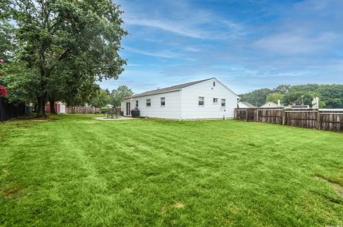 24 Ashland St, Mount Sinai NY  11766-2902 exterior