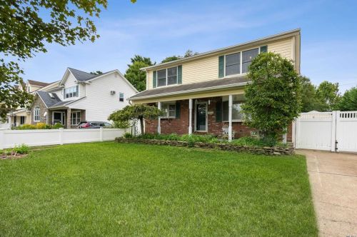 2918 Kent Rd, North Wantagh, NY 11793-2435