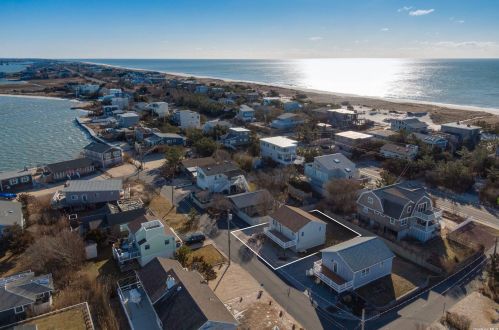 21 Bay Rd, West Hampton Beach, NY 11978-2901