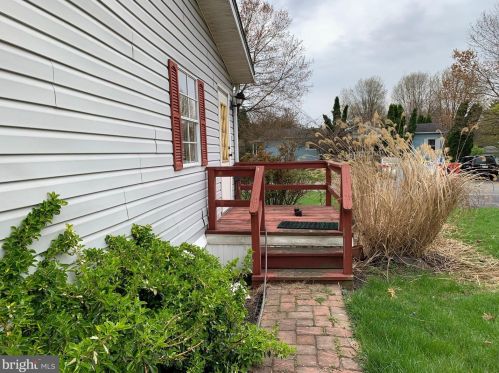 1002 Redwood Dr, Breinigsville PA  18031-1627 exterior