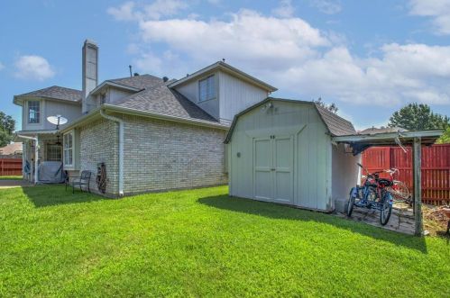 2213 Brooklake St, Denton TX  76207-1623 exterior