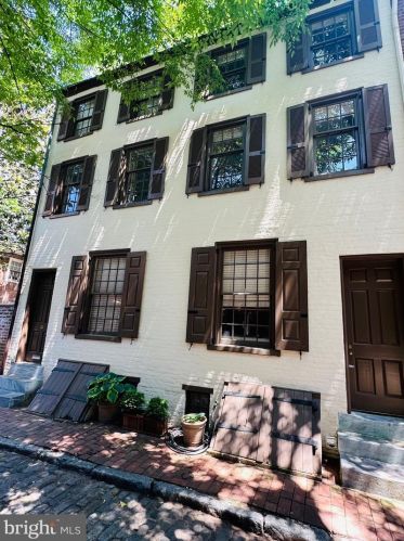 303 American St, Philadelphia, PA 19106-3620