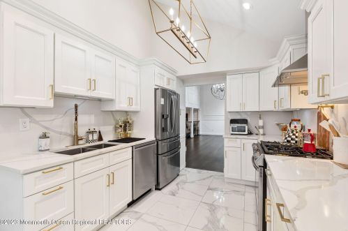 6 Stevens Pl, Hazlet NJ  07730-1205 exterior